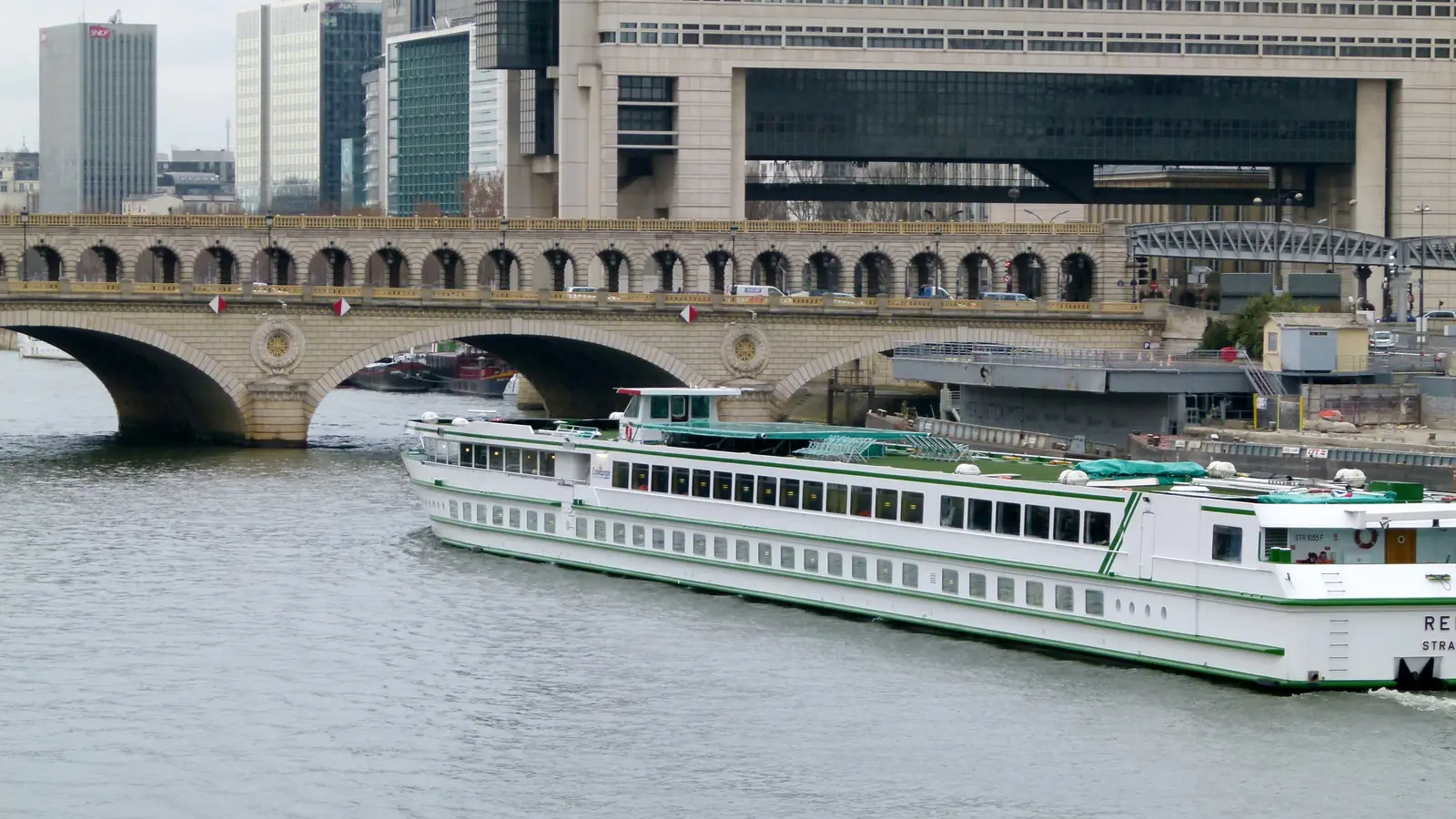 Le ministère de l’Économie et des Finances à Bercy vu depuis la Seine