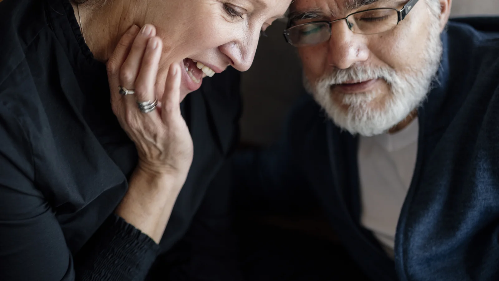 Un couple âgé réuni chez lui, illustration du maintien à domicile soutenu par Idéa’Dom