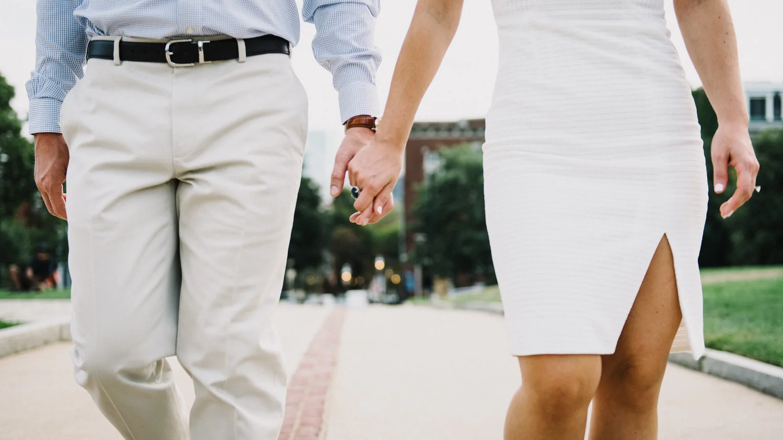 Un couple marche côte à côte, symbole d’une vie commune qui n’ouvre pas l’allocation veuvage sans mariage