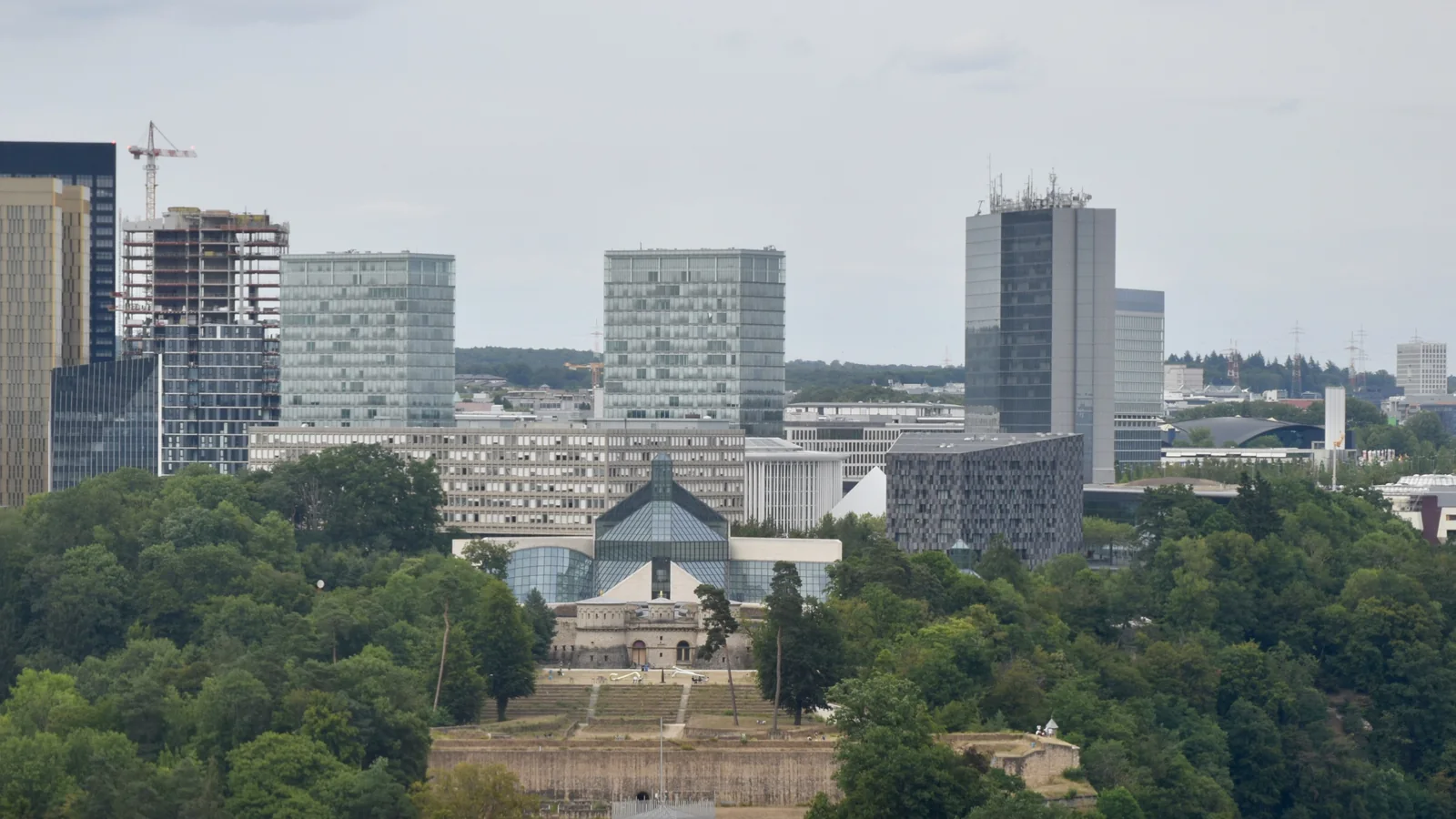 Vue du quartier européen du Kirchberg à Luxembourg derrière le fort Thüngen
