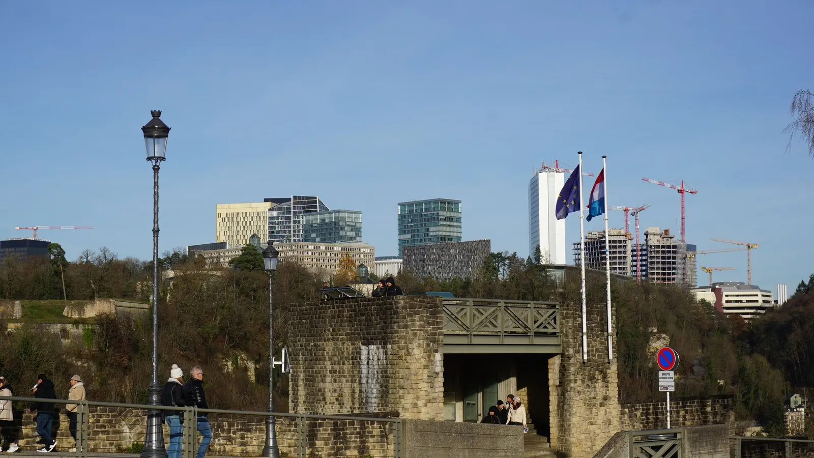 Quartier financier de Luxembourg avec les drapeaux du Luxembourg et de l’Union européenne