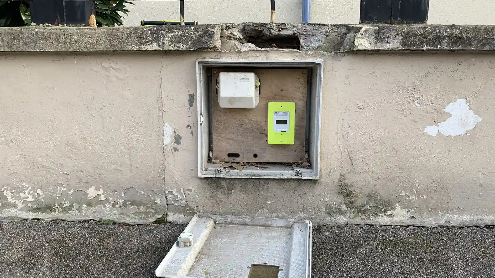 Un compteur Linky installé dans un coffret électrique extérieur à Lyon