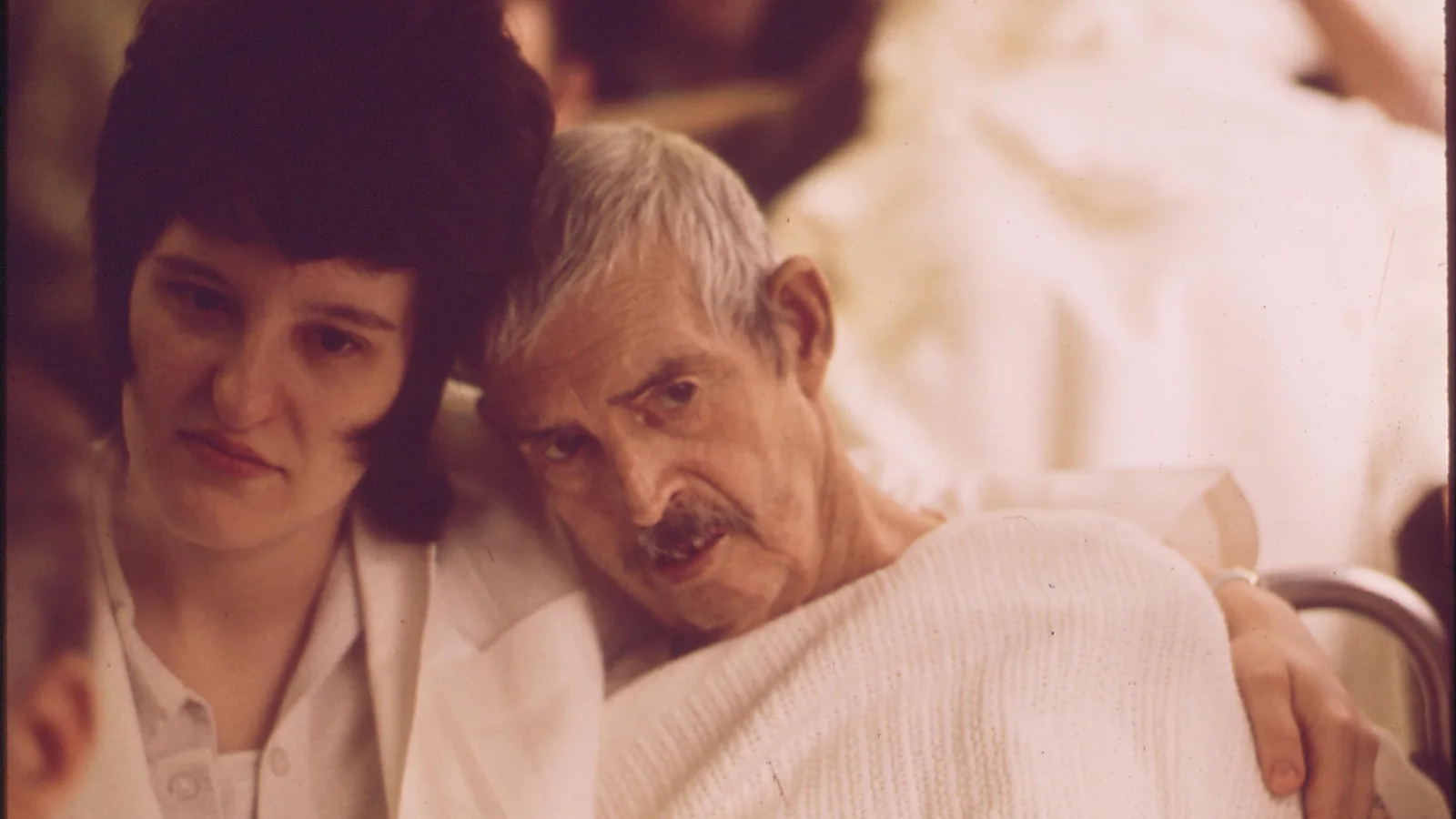Une infirmière aide un patient âgé à quitter le Louisville Memorial Hospital en mars 1972