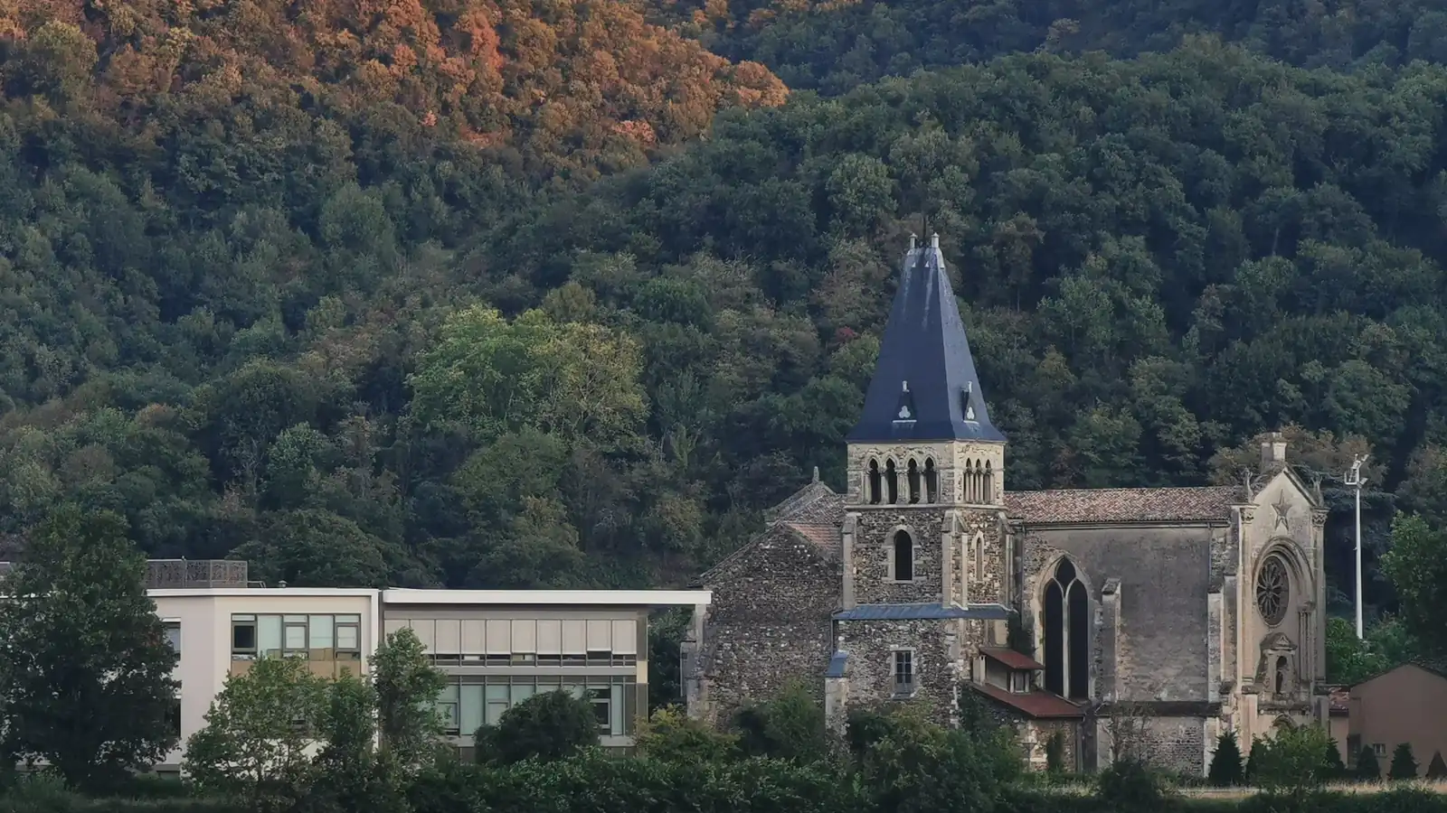 L’EHPAD de Notre-Dame-de-l’Isle photographié depuis l’autre rive du Rhône