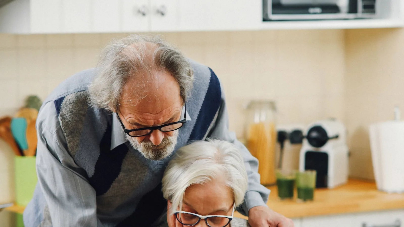 Un couple de retraités étudie son budget devant un journal télévisé consacré au gouvernement