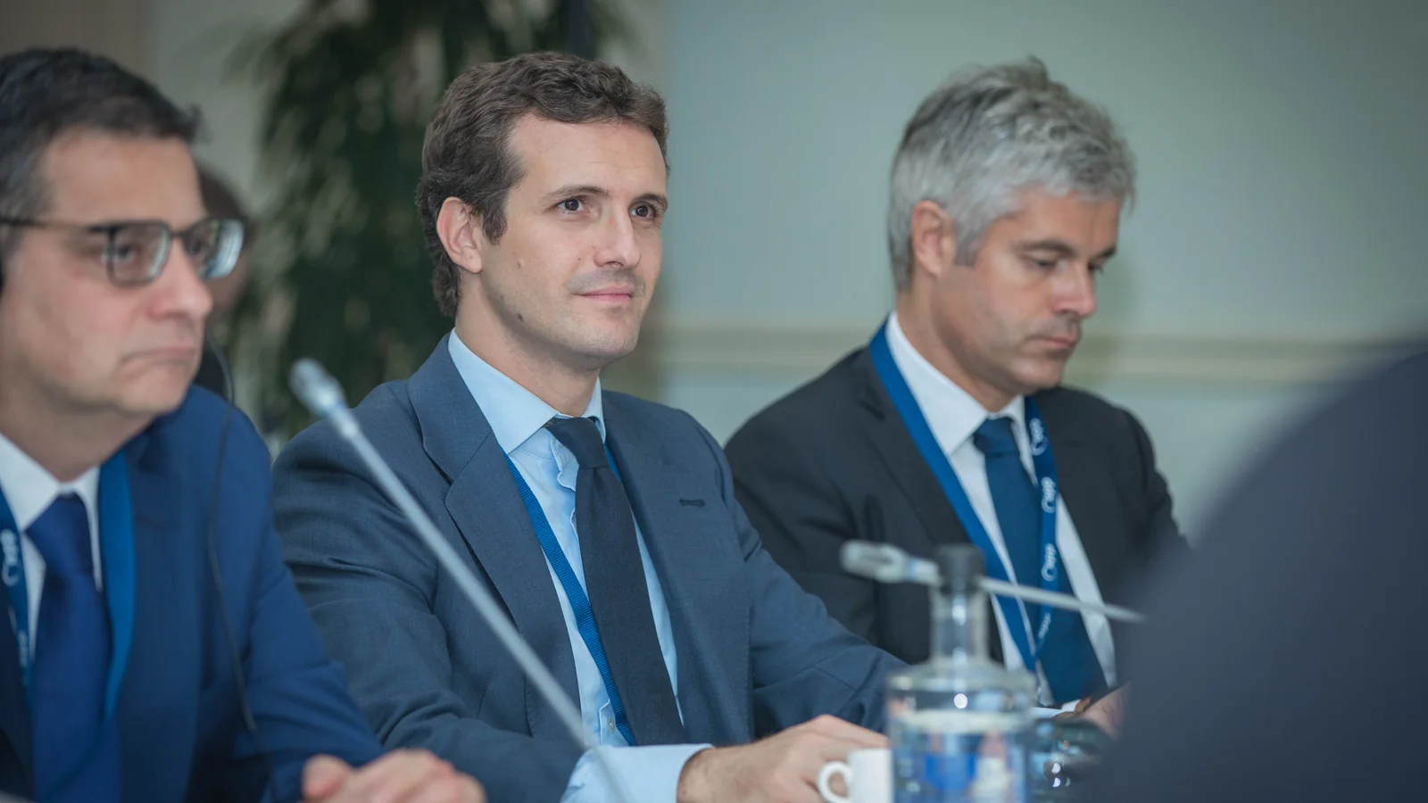 Laurent Wauquiez assis au premier plan lors d’une réunion politique européenne