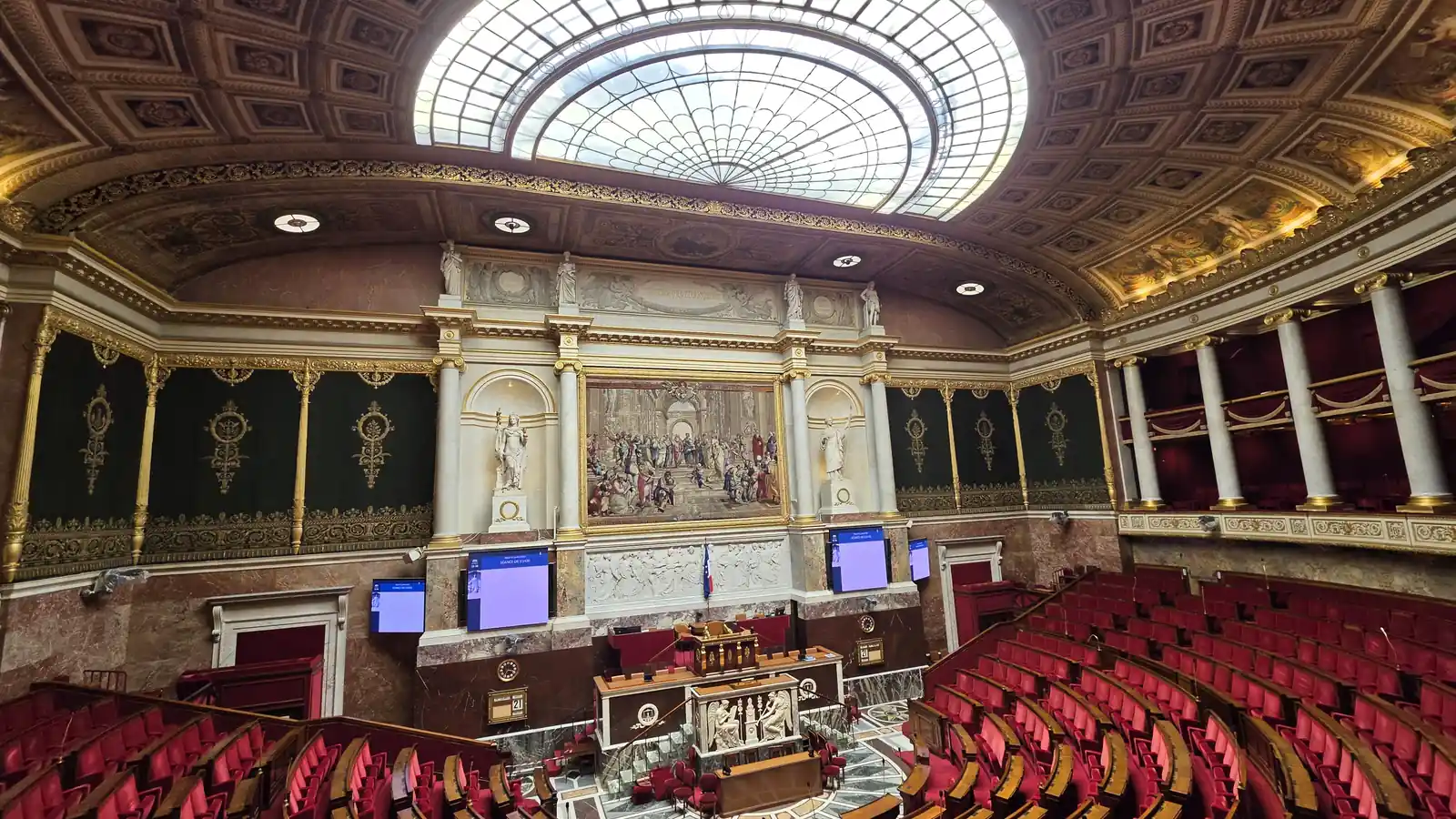 Vue intérieure de l’hémicycle vide de l’Assemblée nationale au Palais Bourbon