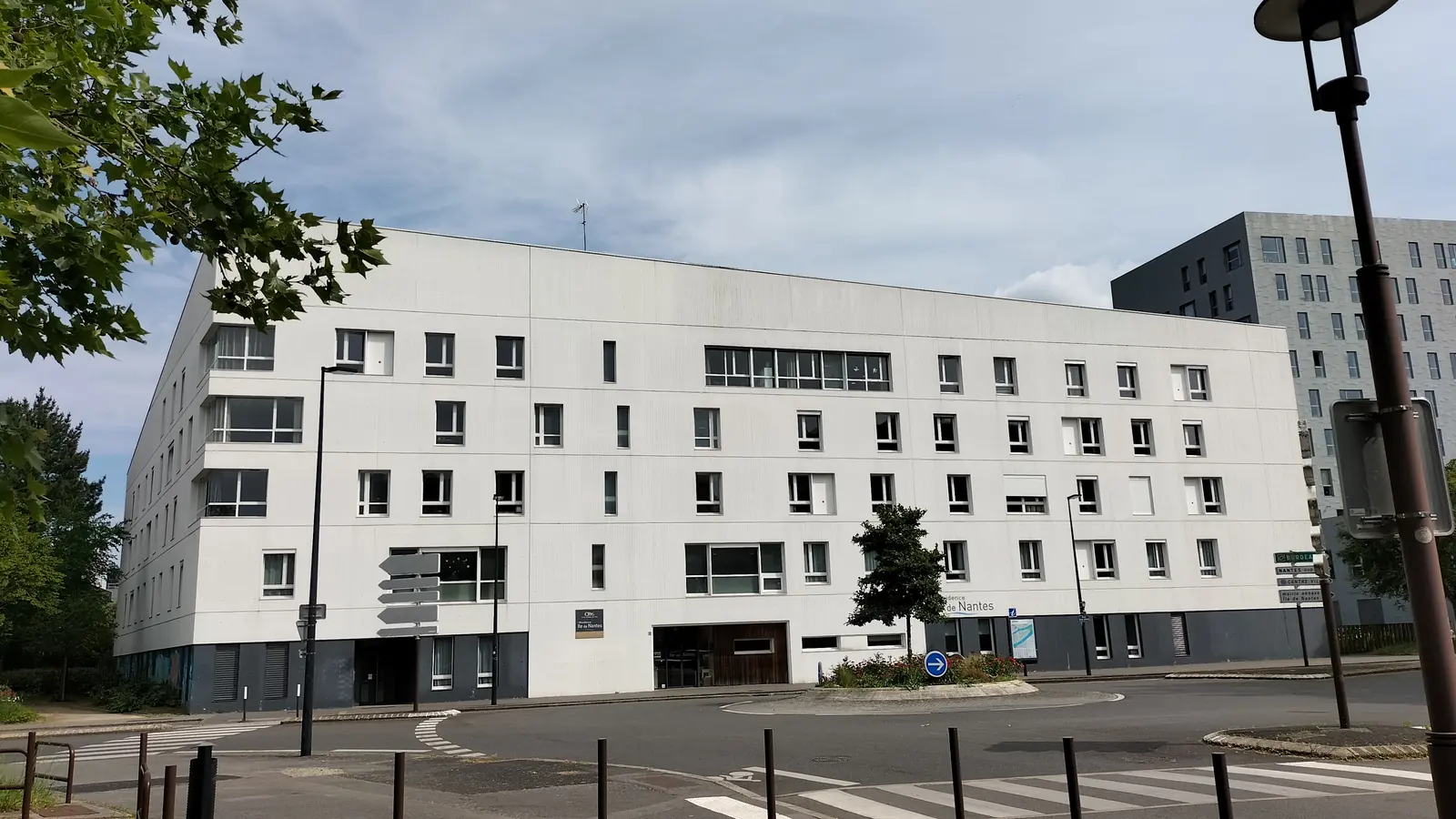 Façade extérieure de l'EHPAD Résidence Île de Nantes sous un ciel nuageux