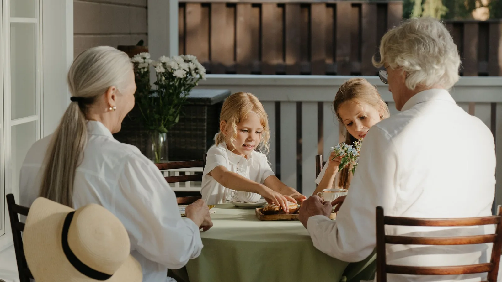 Des grands-parents et leurs petits-enfants réunis autour d’une table familiale