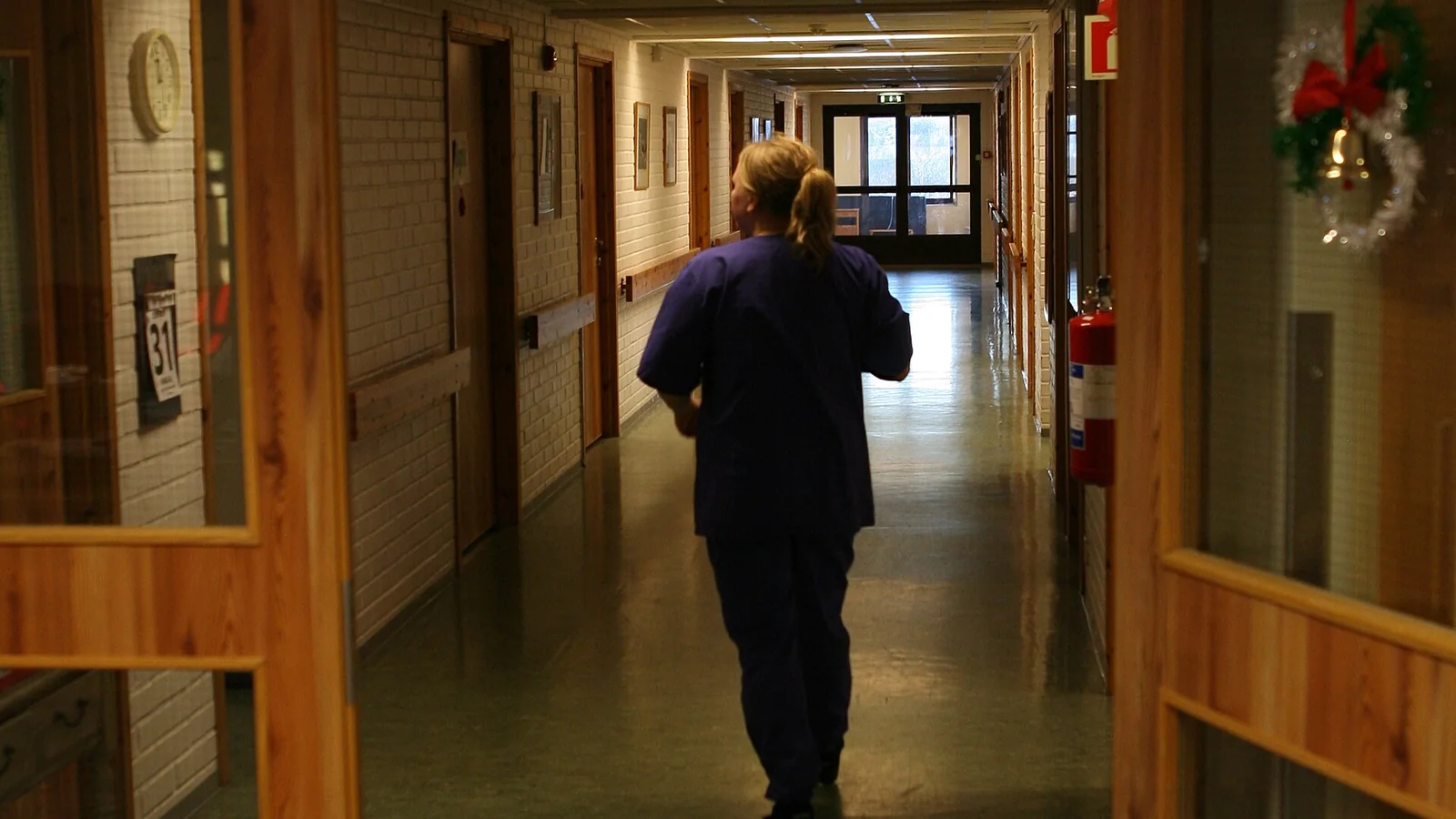 Soignante marchant dans le couloir d’un établissement pour personnes âgées, image d’illustration distincte de l’Ehpad Granvelle