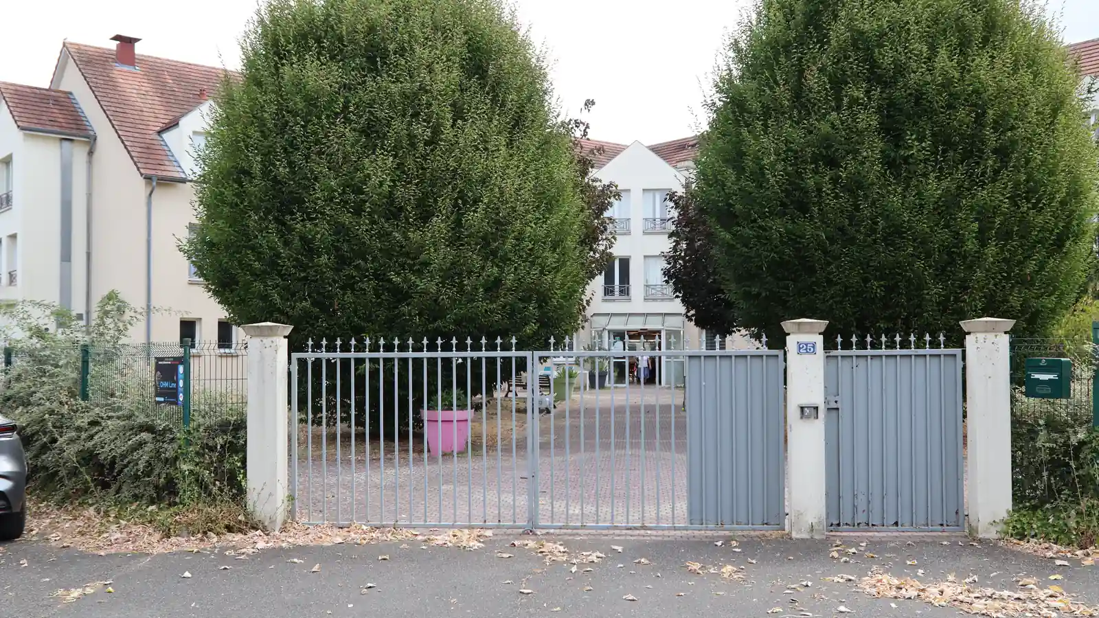 Façade arborée de l’EHPAD Résidence L’Aubetine à Villiers-Saint-Georges