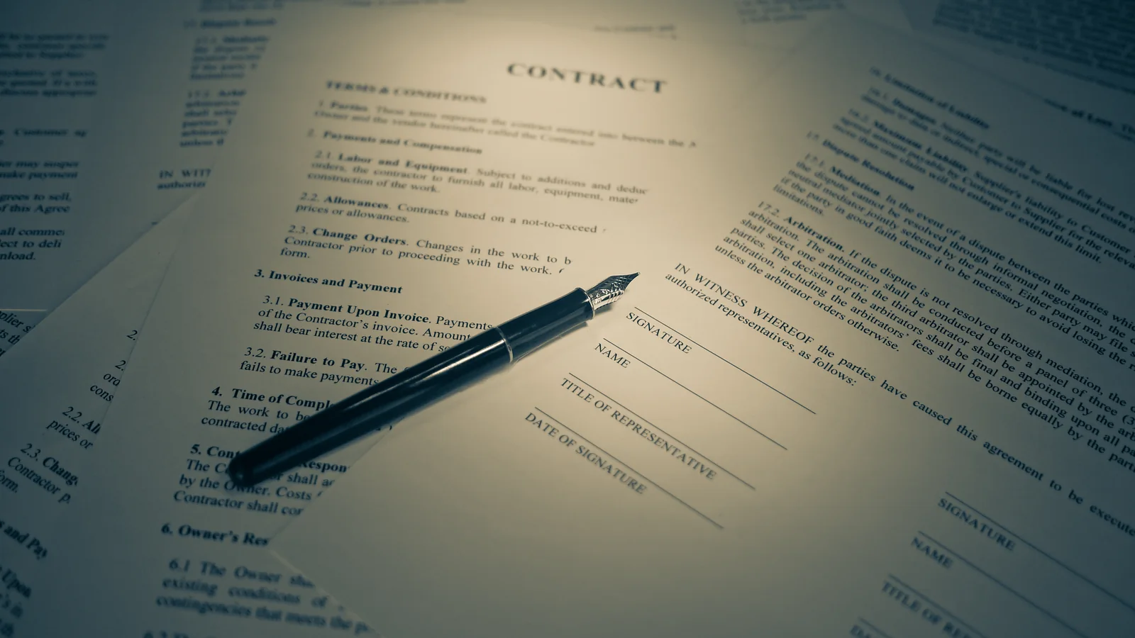 Contrat juridique imprimé avec un stylo plume, illustration d’une succession en attente de signature