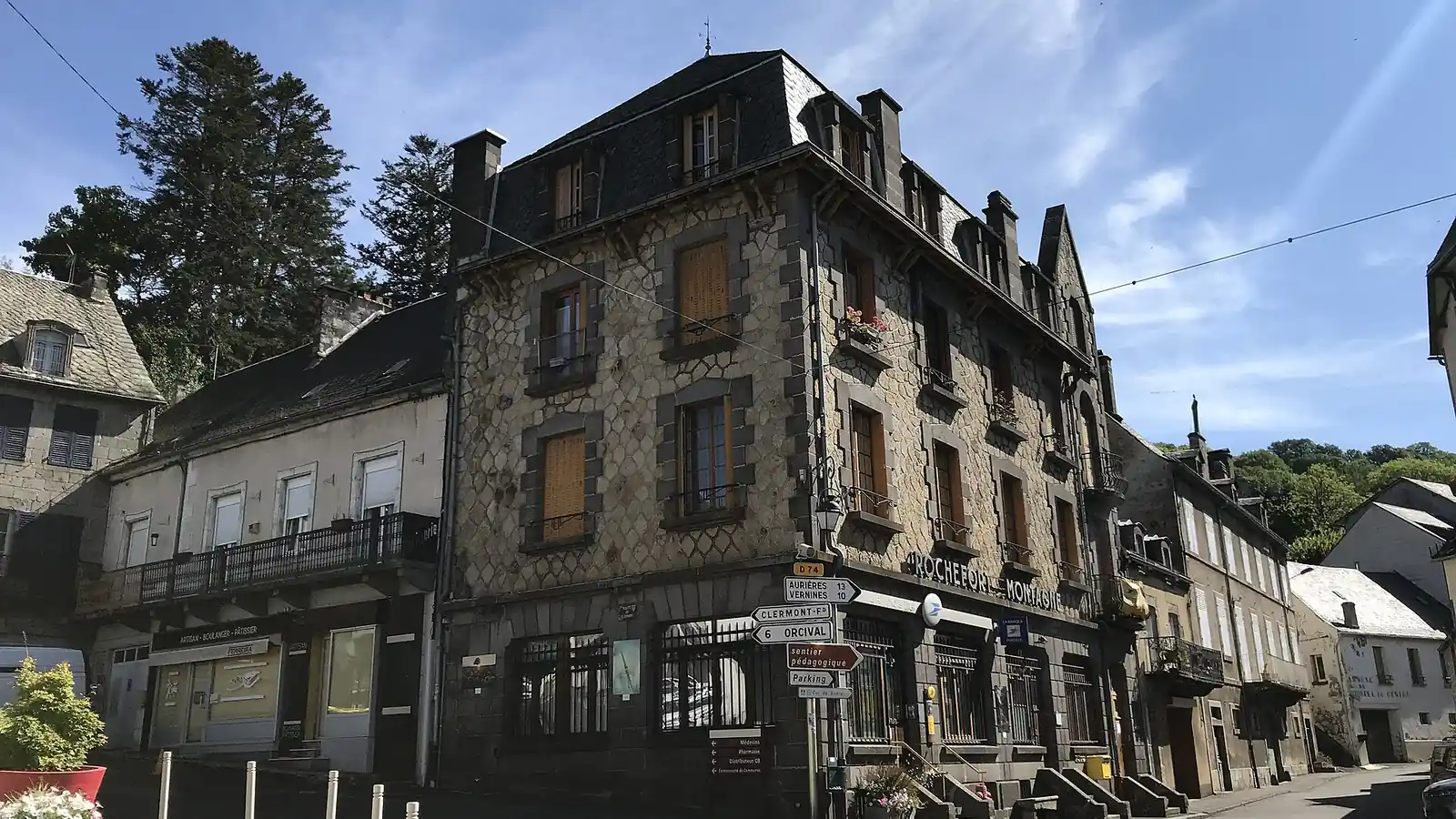 Façade du bureau de La Poste de Rochefort-Montagne, dans le centre d’une petite commune