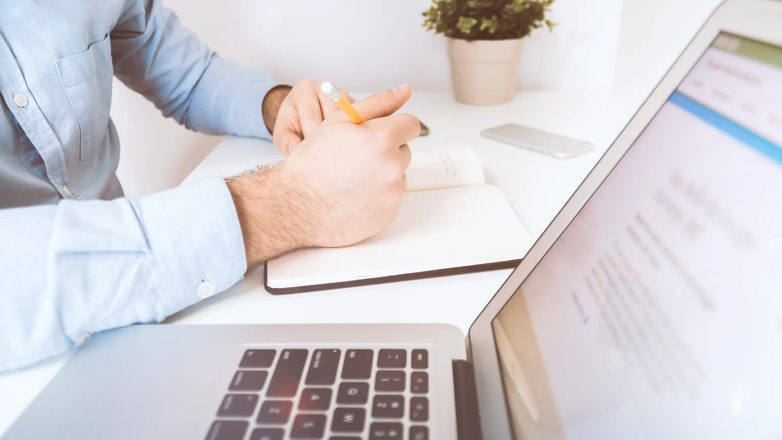 Un professionnel libéral prépare son dossier de retraite devant un ordinateur portable