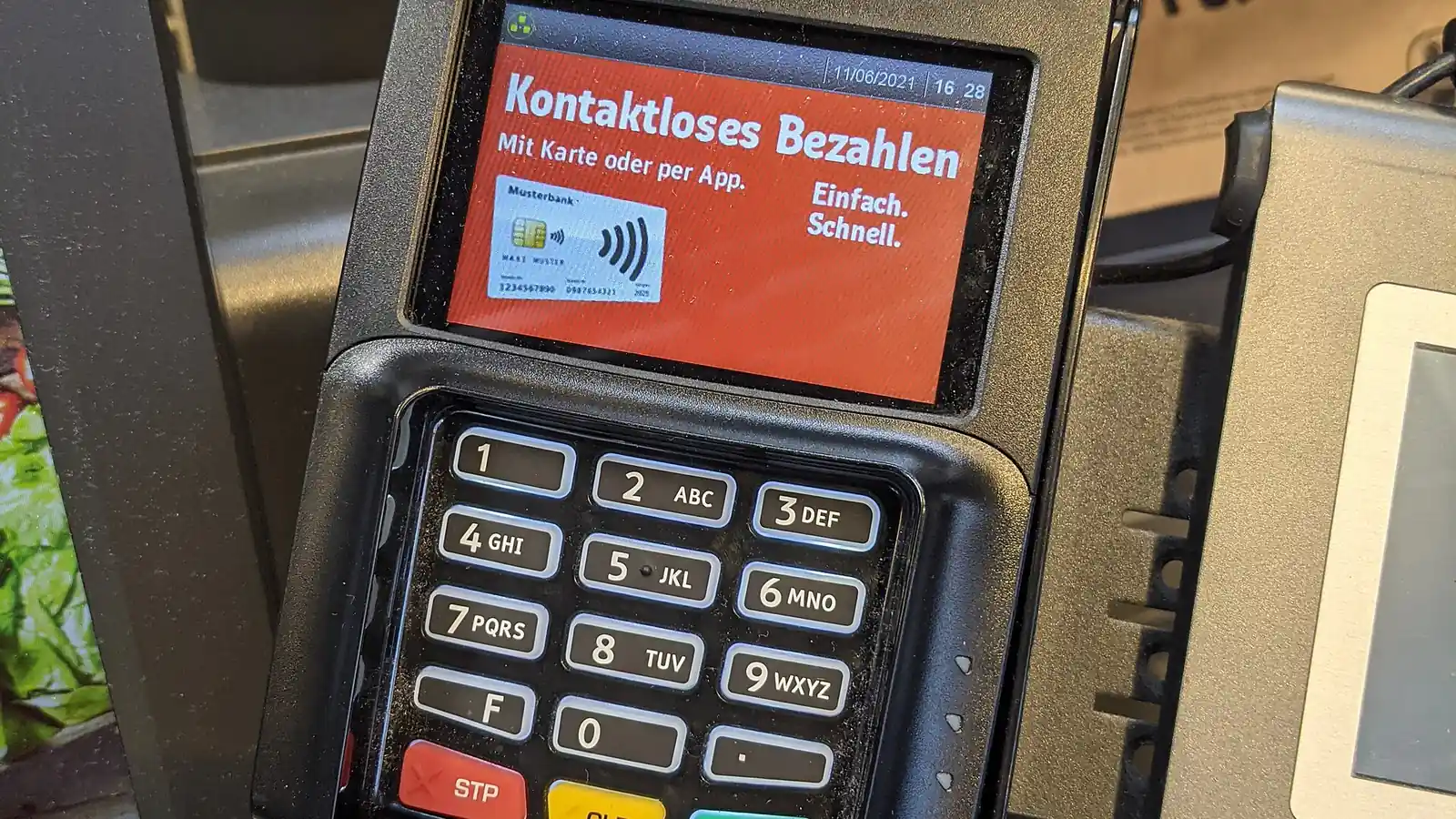 Terminal de paiement sans contact installé sur une caisse automatique de supermarché