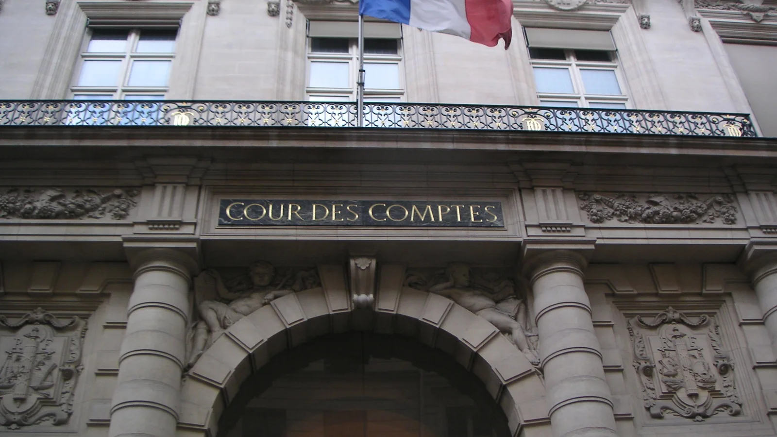 Entrée de la Cour des comptes à Paris sous le drapeau français