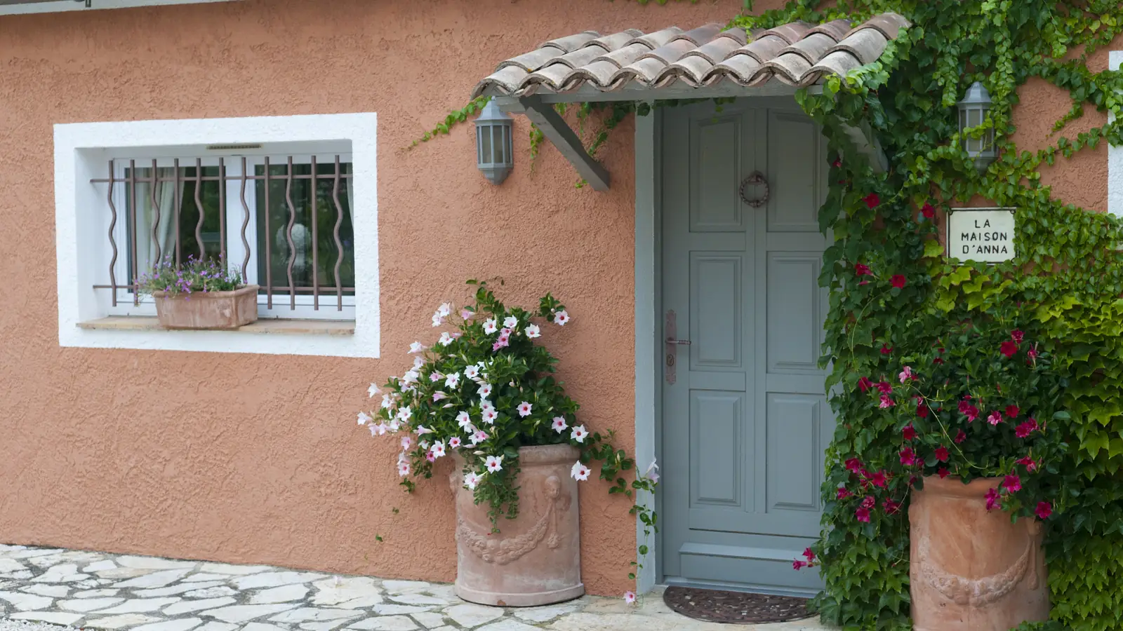 Façade fleurie d’une maison de vacances en Provence prise en compte dans le patrimoine immobilier