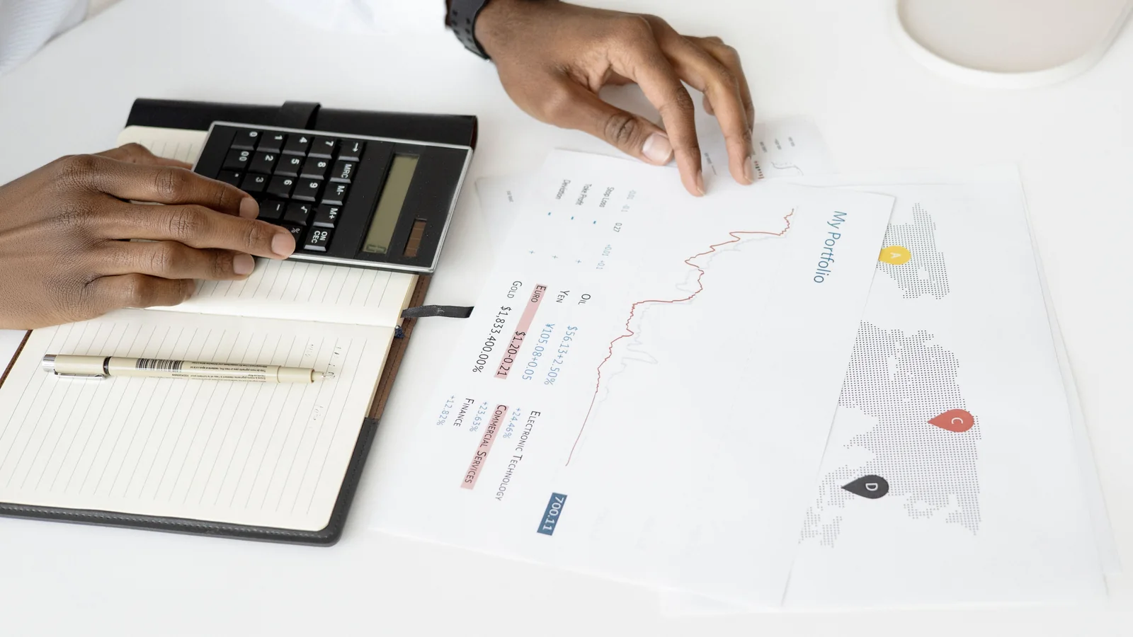 Une calculatrice posée sur des documents pour préparer un versement sur un PER avant la fin 2026
