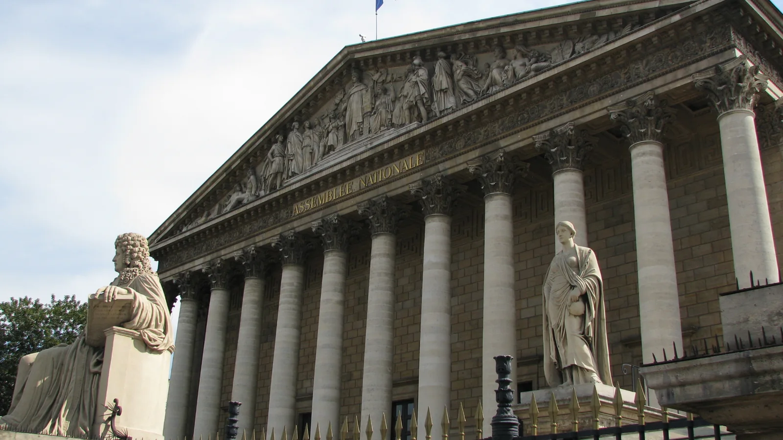 Façade du Palais Bourbon, siège de l’Assemblée nationale où le contre-budget socialiste a été présenté
