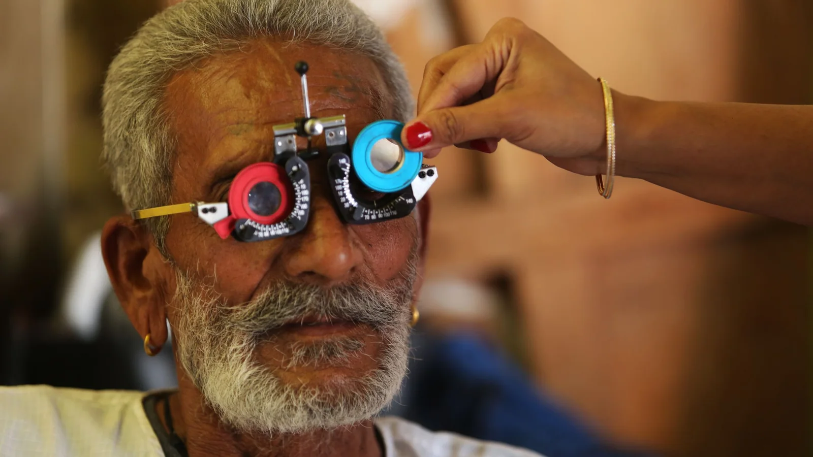 Un homme âgé passe un examen de la vue avec des verres d'essai