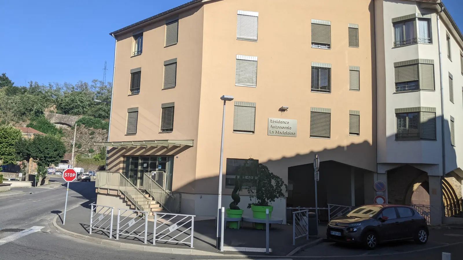 Façade de la résidence autonomie La Madeleine à L’Arbresle, avec ses logements privatifs