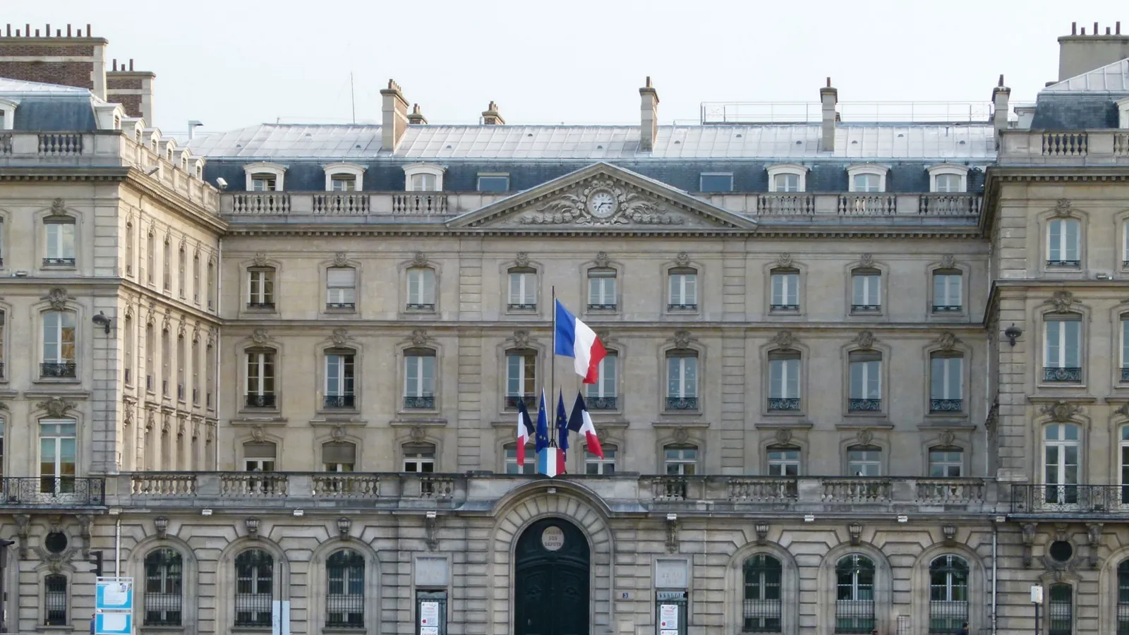 Façade de la Caisse des dépôts à Paris, institution où travaillaient les retraités concernés par le litige de prévoyance
