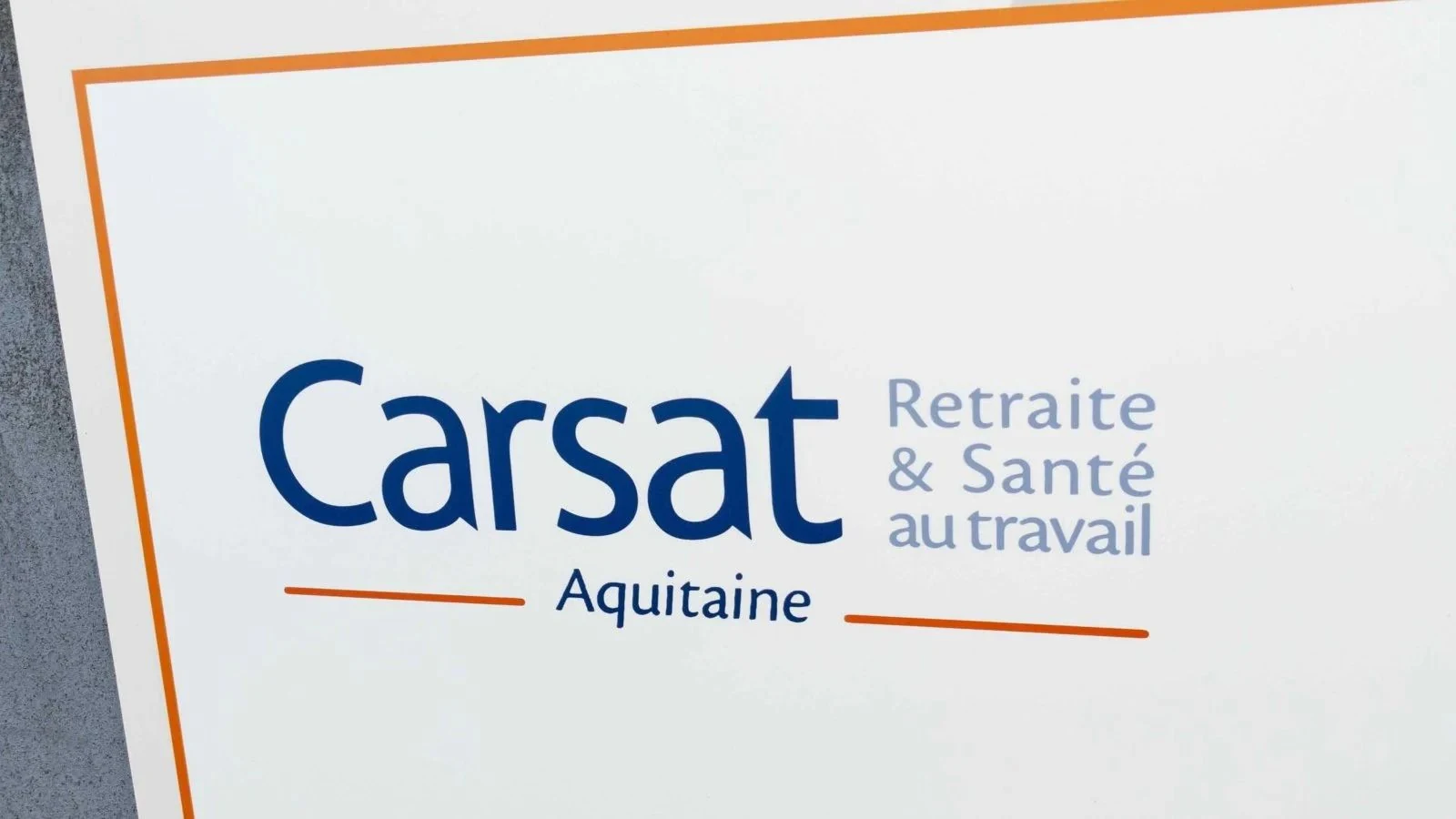 Panneau extérieur d’une agence Carsat Aquitaine, Retraite et Santé au travail