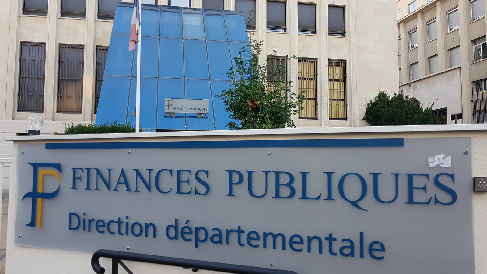 Façade d’un centre des Finances publiques français avec son enseigne et le drapeau tricolore