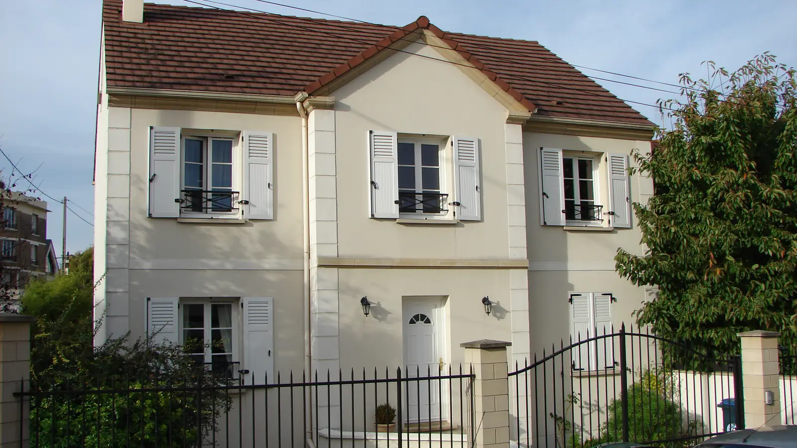 Maison individuelle en France concernée par la taxe foncière et ses règles d’exonération