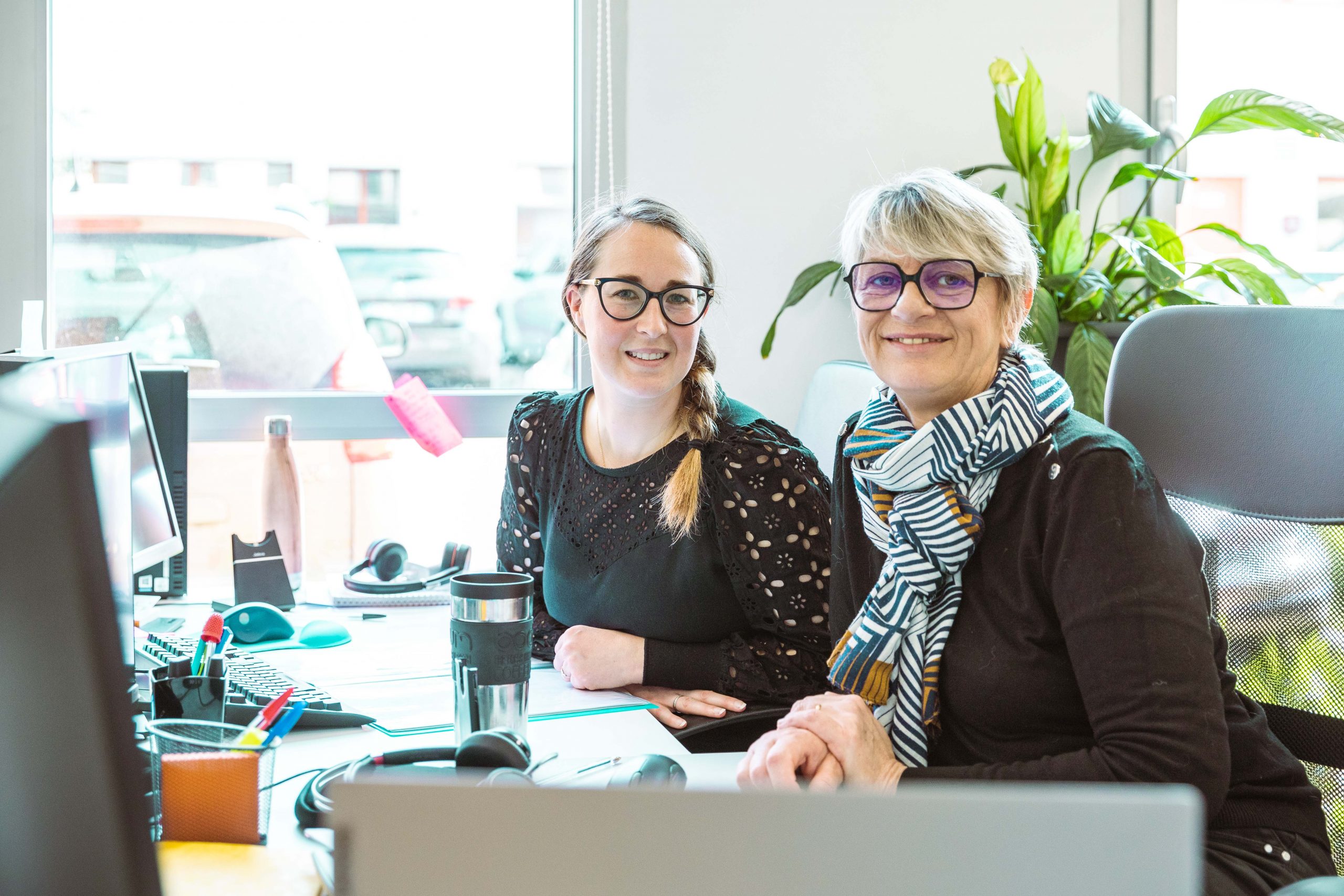 Deux femmes qui sourient au bureau