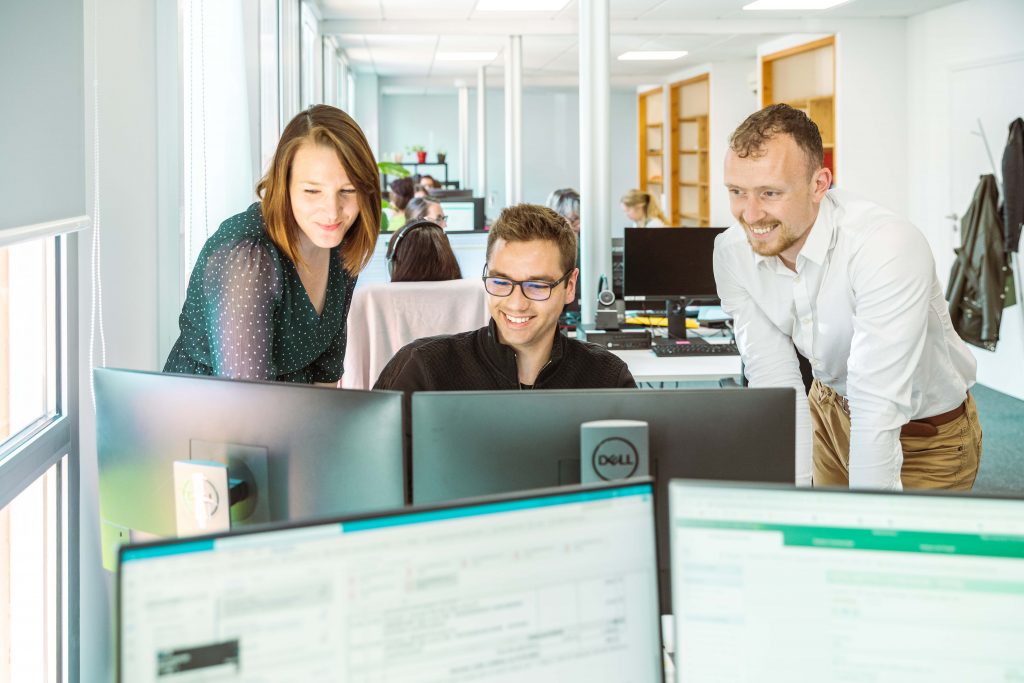 3 personnes qui regardent le même ordinateur