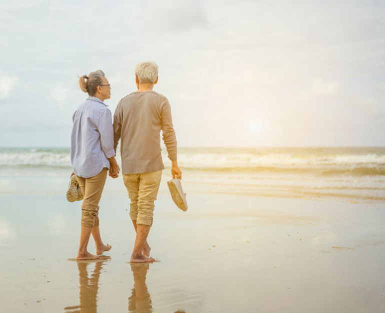 Couple marchant vers la mer