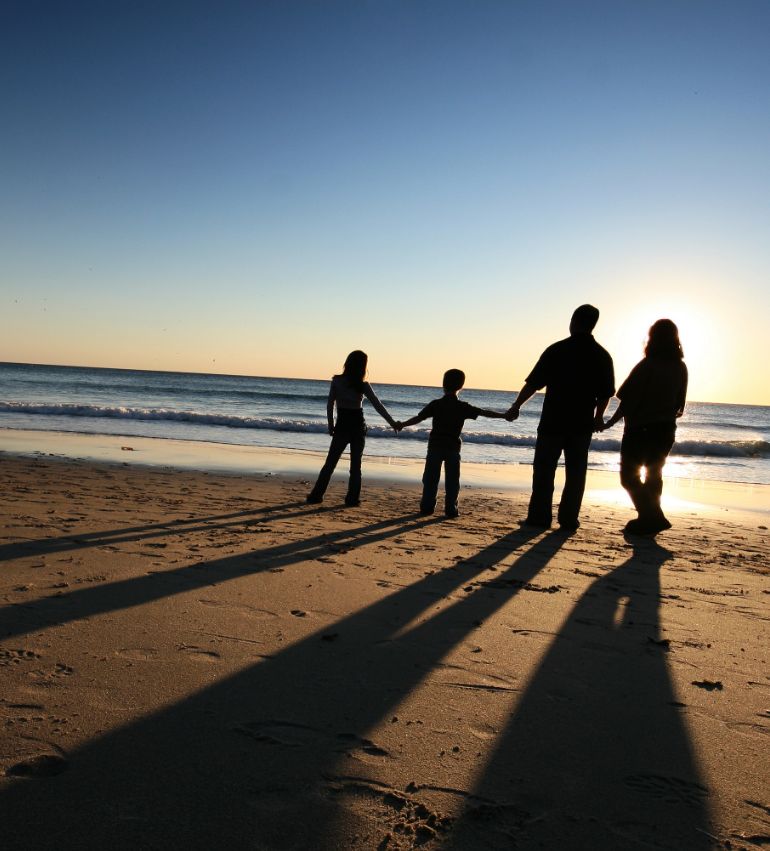 Famille qui se tient la main