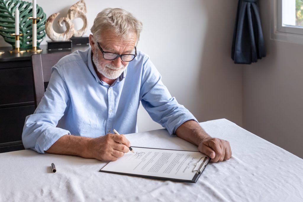 Homme qui signent un contrat