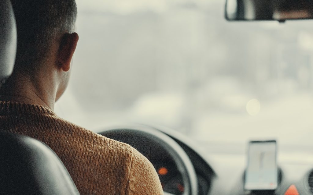 Homme au volant d'une voiture