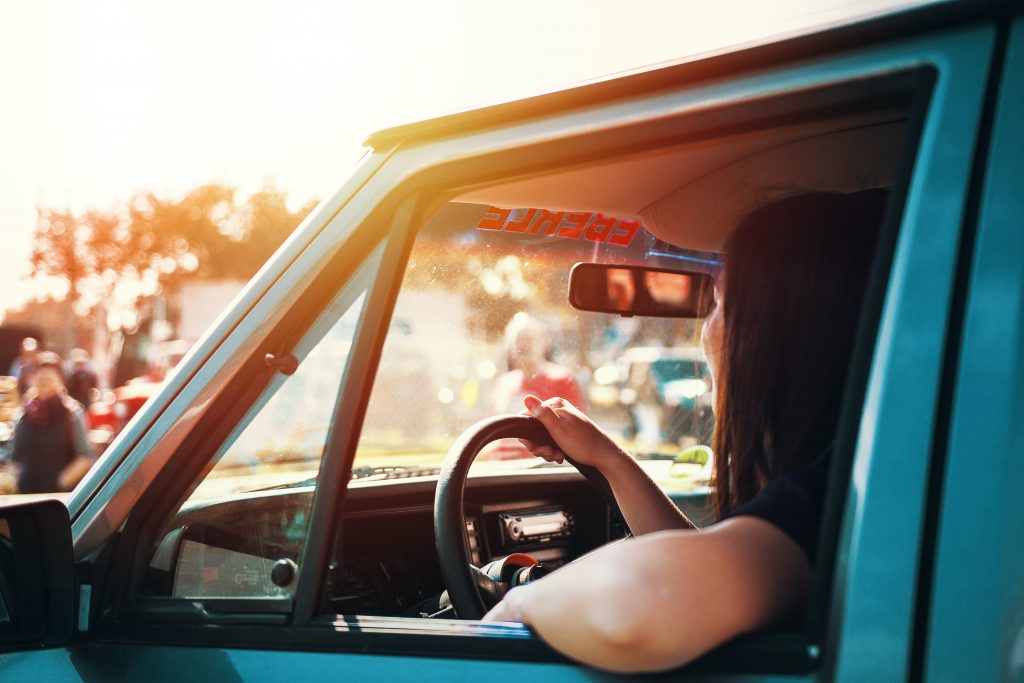 Femme au volant d'une voiture